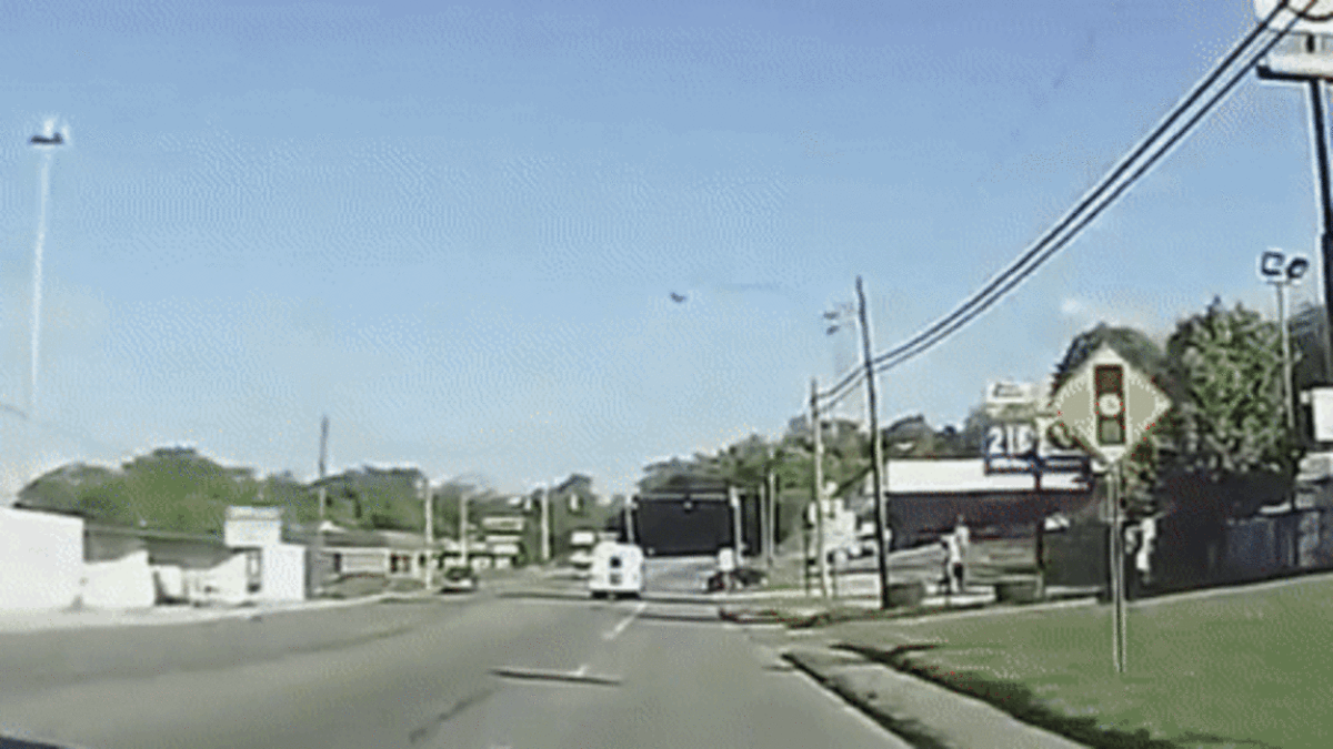 В США девочка выпала из автобуса на дорогу на полном ходу