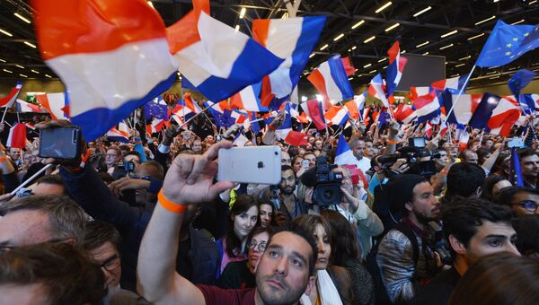 Сторонники кандидата в президенты Франции, лидера движения En Marche Эммануэля Макрона, в Париже. 23 апреля 2017