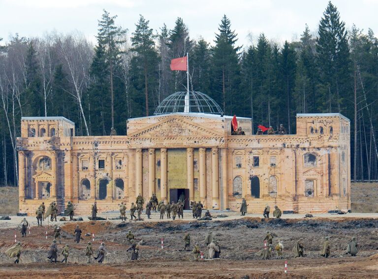 Участники во время военно-исторической реконструкции Штурм Берлина