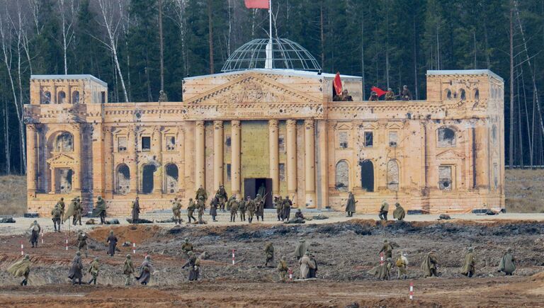 Участники во время военно-исторической реконструкции Штурм Берлина