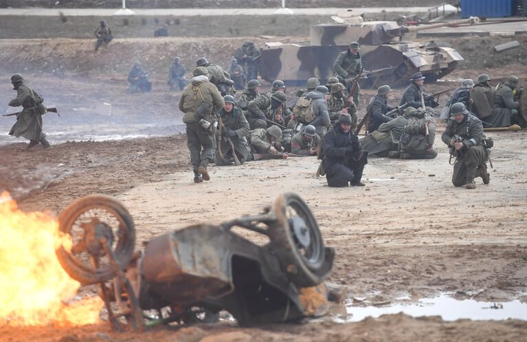 Участники во время военно-исторической реконструкции Штурм Берлина