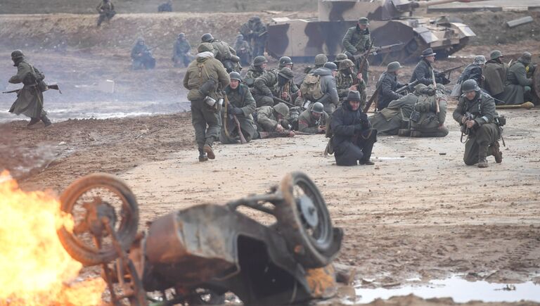 Участники во время военно-исторической реконструкции Штурм Берлина