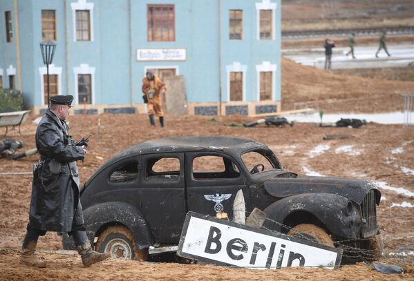Участники во время военно-исторической реконструкции Штурм Берлина