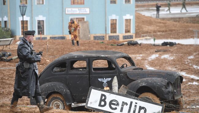 Участники во время военно-исторической реконструкции Штурм Берлина