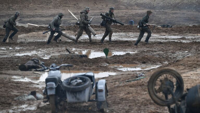 Участники военно-исторической реконструкции Штурм Берлина