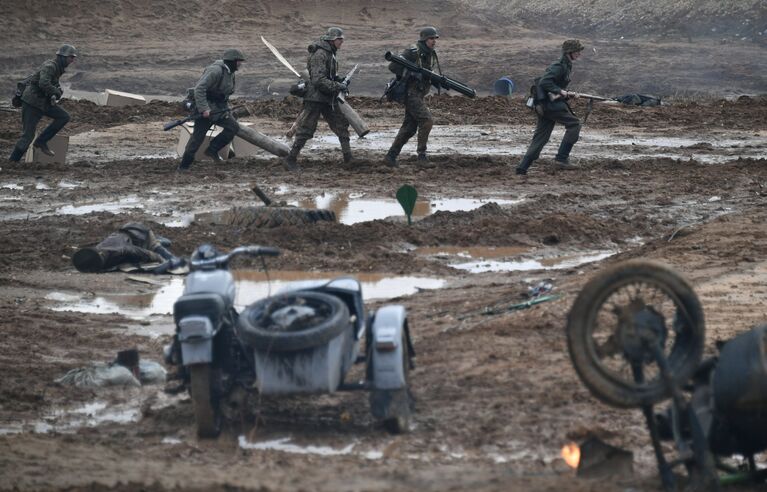 Участники военно-исторической реконструкции Штурм Берлина