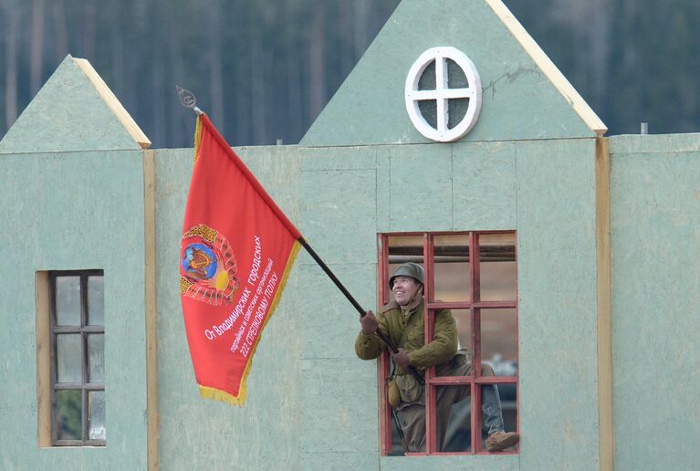 Участник во время военно-исторической реконструкции Штурм Берлина