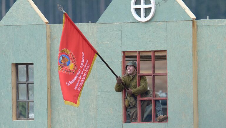 Участник во время военно-исторической реконструкции Штурм Берлина