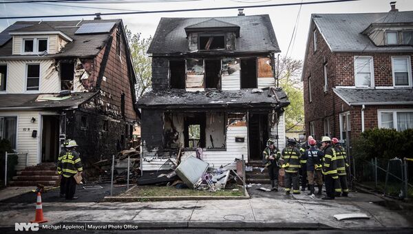На месте пожара в жилом доме в Нью-Йорке, США. 23 апреля 2017