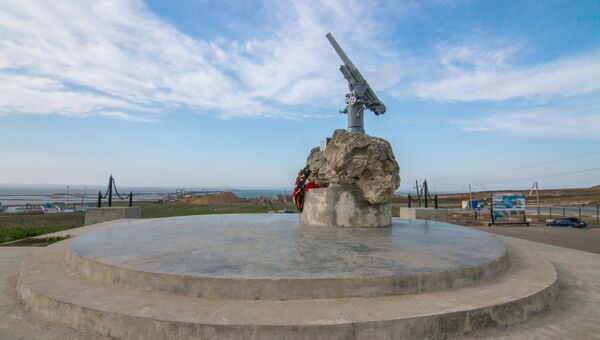 Смотровая площадка с видом на Крымский мост около памятника морякам-десантникам Черноморского флота Пушка Лендера. 22 апреля 2017