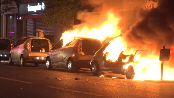 Погромы в Париже после первого тура выборов: горящие машины и перевернутые киоски