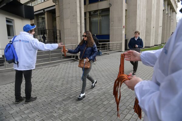 Волонтеры раздают георгиевские ленточки на Зубовском бульваре в Москве в рамках стартовавшей ежегодной акции Георгиевская ленточка