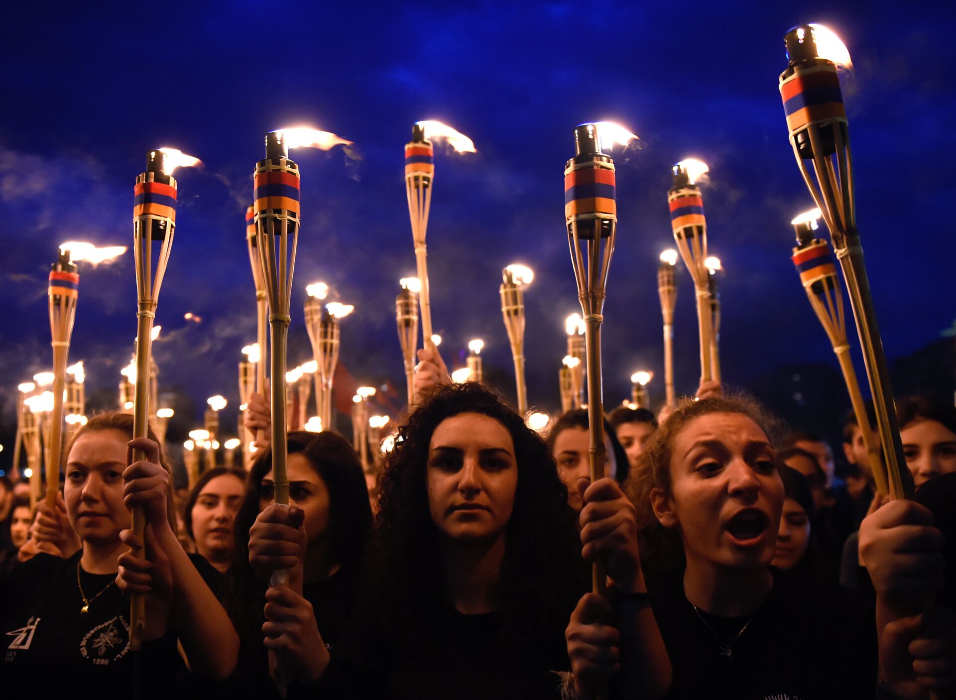 Участники факельного шествия, посвященного памяти жертв геноцида армян в Османской империи 1915 года, в Ереване - РИА Новости, 1920, 25.04.2021