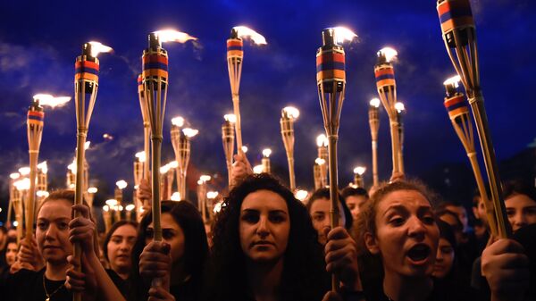 Участники факельного шествия, посвященного памяти жертв геноцида армян в Османской империи 1915 года, в Ереване. 23 апреля 2017