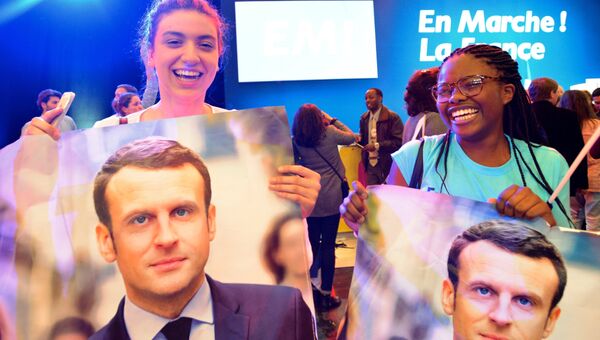 Сторонники кандидата в президенты Франции, лидера движения En Marche Эммануэля Макрона во время пресс-конференции по итогам первого тура президентских выборов во Франции. Архивное фото
