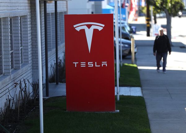 Вывеска автомобильного концерна Tesla в Лос-Анджелесе. 22 января 2017 года Вывеска автомобильного концерна Tesla в Лос-Анджелесе. 22 января 2017 года