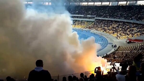 Хулиганы бросали в толпу горящие файеры на матче Динамо - Шахтер