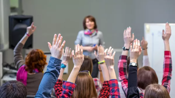 Преподаватель и учащиеся