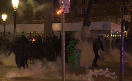 Съемочная группа RT попала под слезоточивый газ в Париже