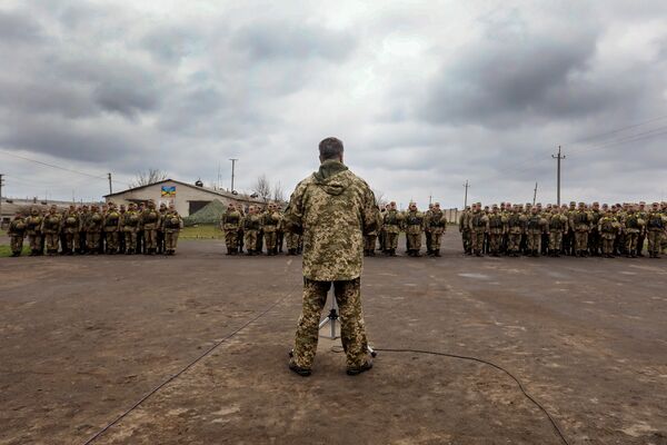 Президент Украины Петр Порошенко во время рабочей поездки в Луганскую область Президент Украины Петр Порошенко во время рабочей поездки в Луганскую область