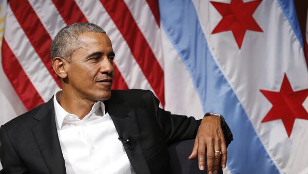 Бывший президент США Барак Обама во время выступления в университете Чикаго