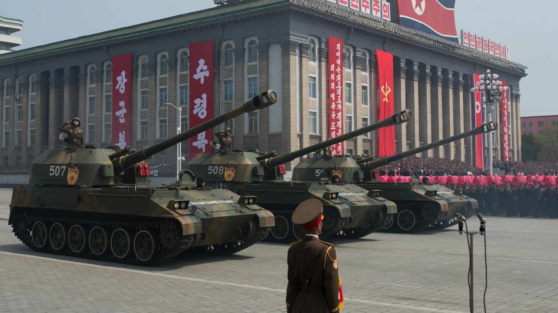 122-миллиметровые самоходные пушки М-1991 на бронированном шасси Чучхе-по Корейской народной армии во время парада в Пхеньяне - РИА Новости, 1920, 25.05.2023