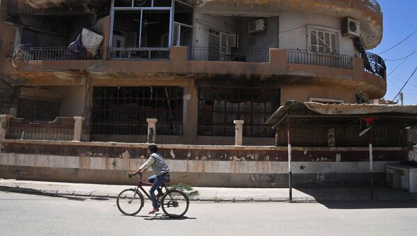 Велосипедист на улице в сирийском городе Дейр-эз-Зор. Архивное фото