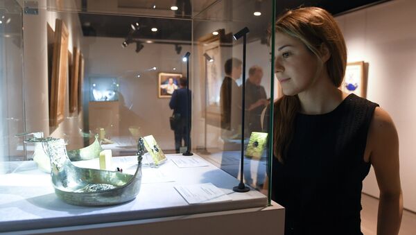 Посетительница на выставке топ-лотов произведений русского искусства в преддверии аукциона, который состоится в Лондоне 5 июня