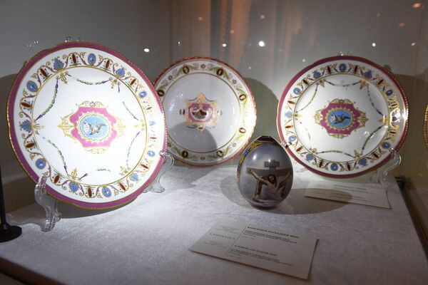 Фарфоровые тарелки и пасхальное яйцо представлены на выставке топ-лотов произведений русского искусства в преддверии аукциона, который состоится в Лондоне 5 июня