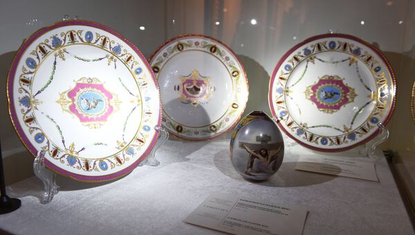 Фарфоровые тарелки и пасхальное яйцо представлены на выставке топ-лотов произведений русского искусства в преддверии аукциона, который состоится в Лондоне 5 июня