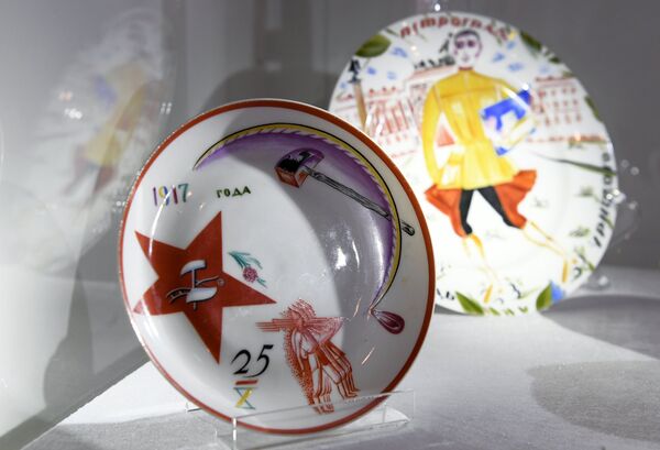 Фарфоровые советские агитационные тарелки на выставке топ-лотов произведений русского искусства в преддверии аукциона, который состоится в Лондоне 5 июня