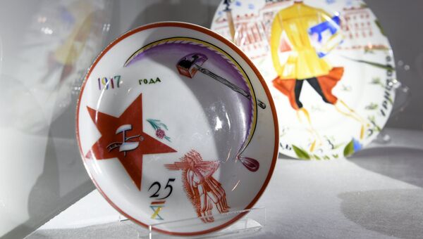 Фарфоровые советские агитационные тарелки на выставке топ-лотов произведений русского искусства в преддверии аукциона, который состоится в Лондоне 5 июня