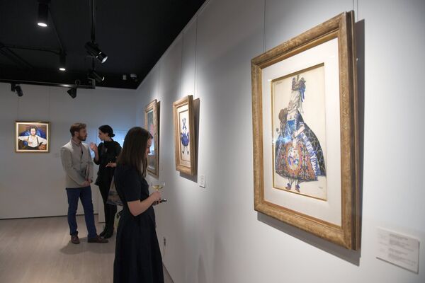 Посетители на выставке топ-лотов произведений русского искусства в преддверии аукциона, который состоится в Лондоне 5 июня