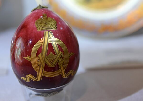 Фарфоровое пасхальное яйцо на выставке топ-лотов произведений русского искусства в преддверии аукциона, который состоится в Лондоне 5 июня