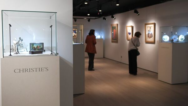 Посетители на выставке топ-лотов произведений русского искусства в преддверии аукциона, который состоится в Лондоне 5 июня