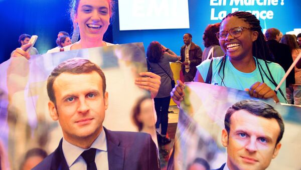 Сторонники кандидата в президенты Франции, лидера движения En Marche Эммануэля Макрона во время пресс-конференции по итогам первого тура президентских выборов во Франции. 23 апреля 2017 года