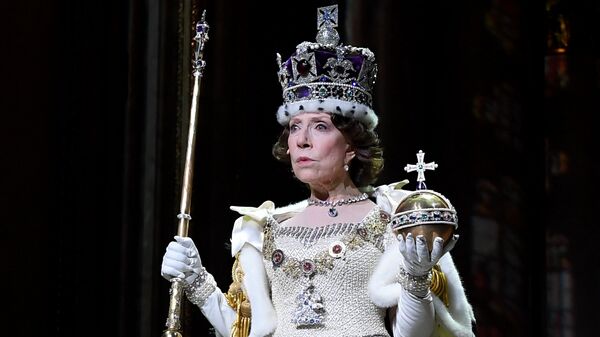 Актриса Инна Чурикова в роли Королевы Елизаветы II в сцене из спектакля Аудиенция