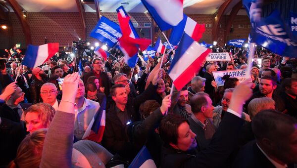 Сторонники кандидата в президенты Франции Марин Ле Пен радуются её победе в первом туре президентских выборов во Франции. Архивное фото