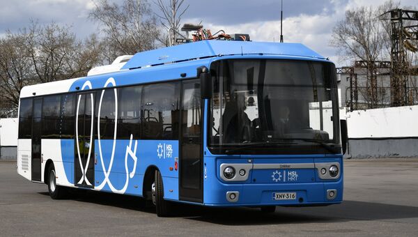 Новый электробус с возможностью зарядки на маршруте во время презентации в Москве