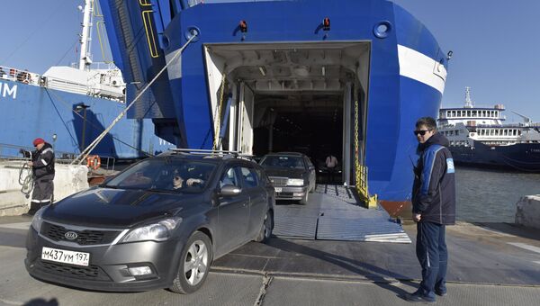 Выезд автомашин с парома в порту Крым на Керченском проливе. Архивное фото