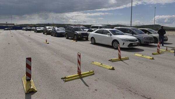 Накопительная площадка для автомобилей в порту Керчь Керченской паромной переправы. Архивное фото
