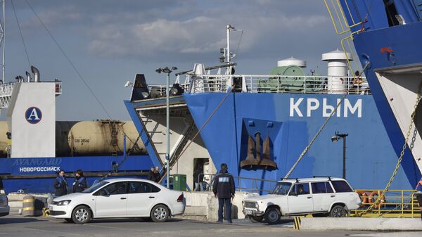 Выезд автомашин с парома в порту Крым на Керченском проливе