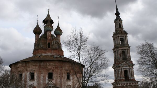 Казанская церковь и колокольня в селе Курба Ярославской области