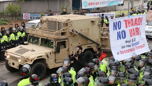 Протестующие и полиция во время доставки оборудования для американской системы заатмосферного перехвата баллистических ракет THAAD в Южной Корее. 26 апреля 2017