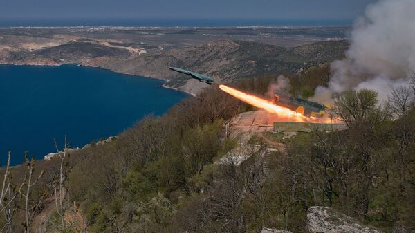Пуск крылатой ракеты по морской мишени из БРК Утес в ходе учений ЧФ РФ в Крыму