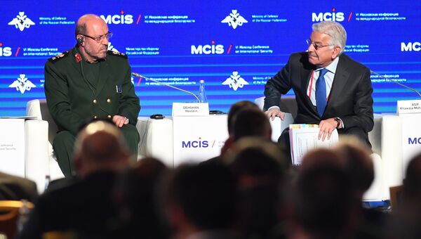Министр обороны Пакистана Хаваджа Мухаммад Асиф (справа) и министр обороны Ирана Хоссейн Дехган на VI Московской конференции по международной безопасности. 26 апреля 2017