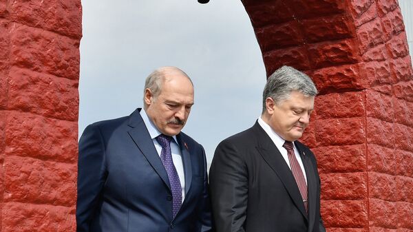 Президент Украины Петр Порошенко и президент Белоруссии Александр Лукашенко на территории мемориального комплекса возле ЧАЭС. 26 апреля 2017