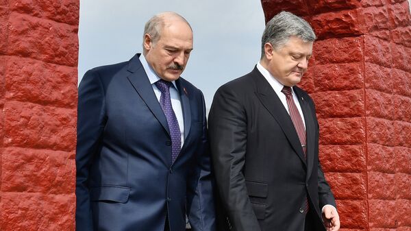 Президент Украины Петр Порошенко и президент Белоруссии Александр Лукашенко на территории мемориального комплекса возле ЧАЭС. 26 апреля 2017