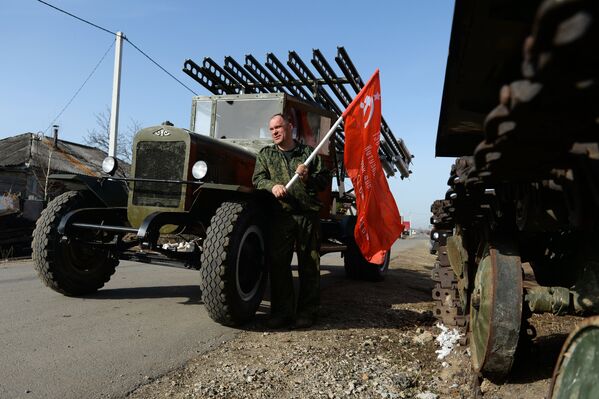 Мастер Максим Свекла демонстрирует законченную БМ-13 Катюша в поселке Большой Оеш Новосибирской области