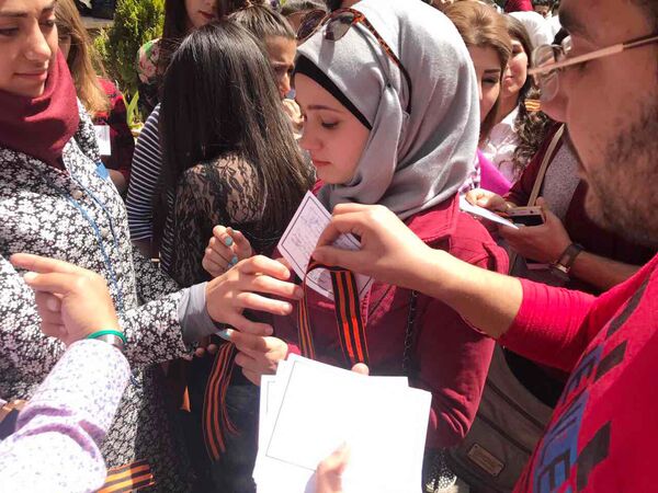 Сирийские студенты во время акции Георгиевская ленточка на территории Дамасского государственного университета